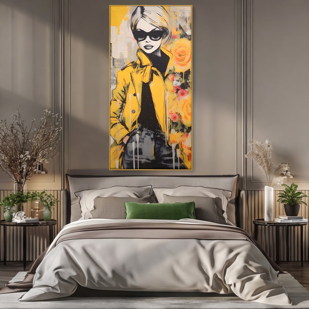 Tablou canvas cu tablou canvas cu femeie in jacheta galbena, in rama de aluminiu auriu, pe perete intr-un dormitor